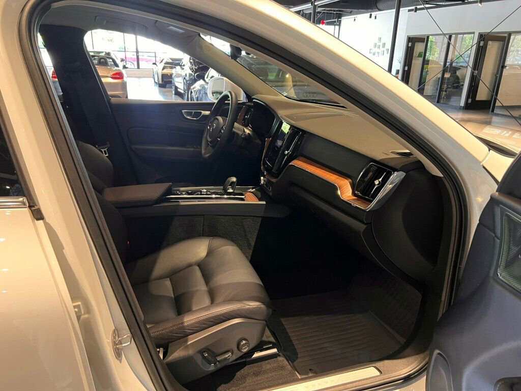 Used 2023 Volvo XC60 B5 Plus image 32