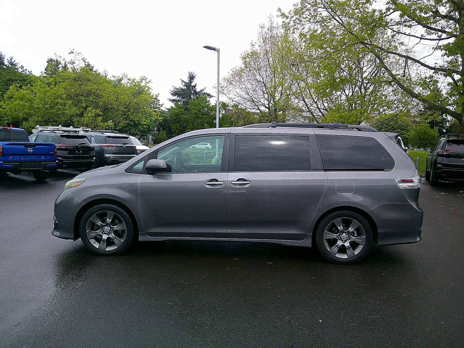 Used 2015 Toyota Sienna SE w/ SE Preferred Package FWD image 2