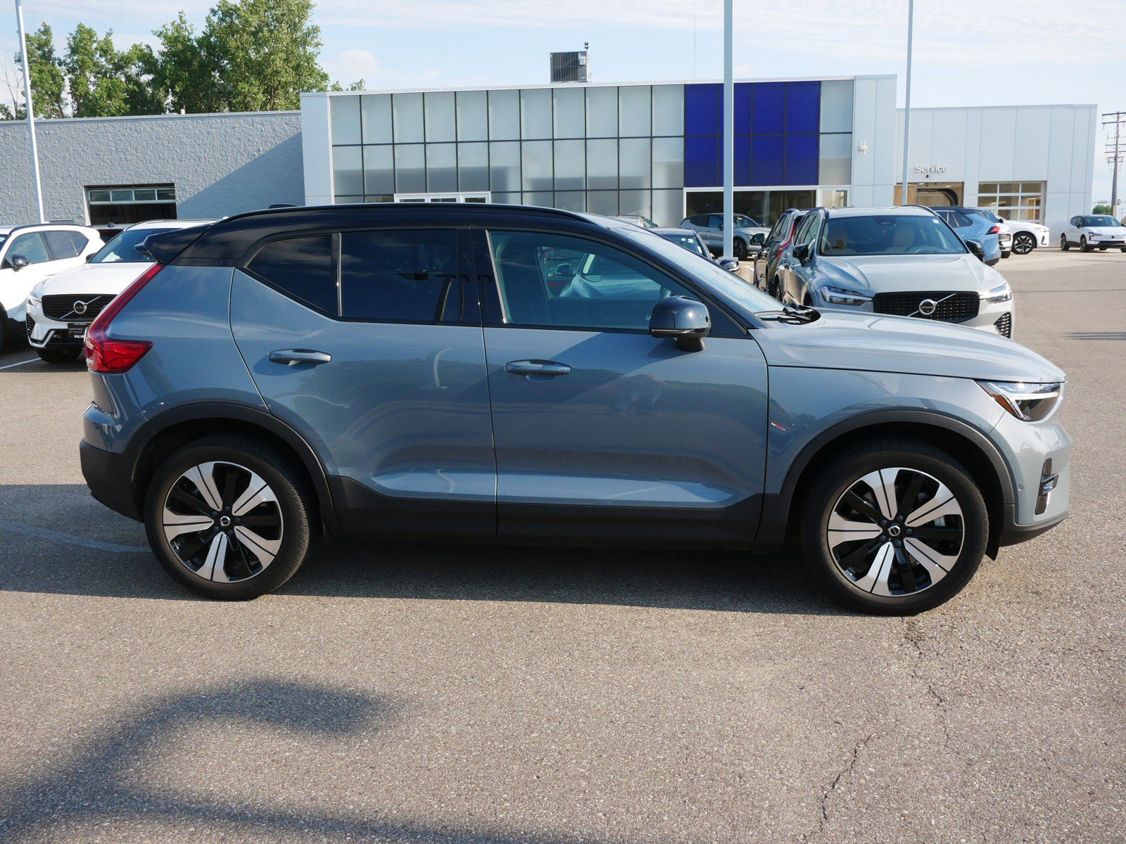 Used 2023 Volvo XC40 Recharge Plus w/ Protection Package Premier AWD/4WD image 8