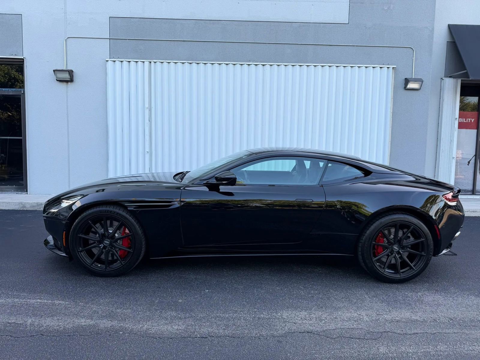 Used 2018 Aston Martin DB11 V12 RWD image 4