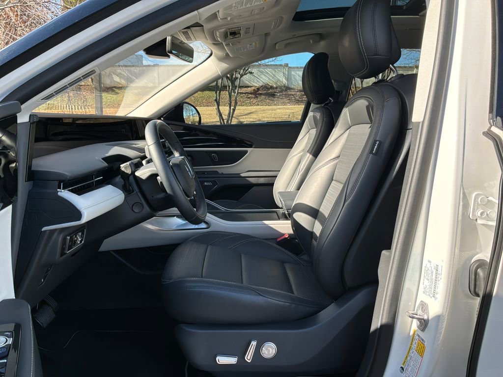 Used 2025 Lincoln Nautilus Reserve image 9