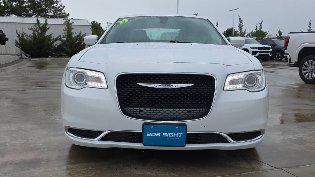 Used 2019 Chrysler 300 Touring w/ Quick Order Package 2EF RWD image 8