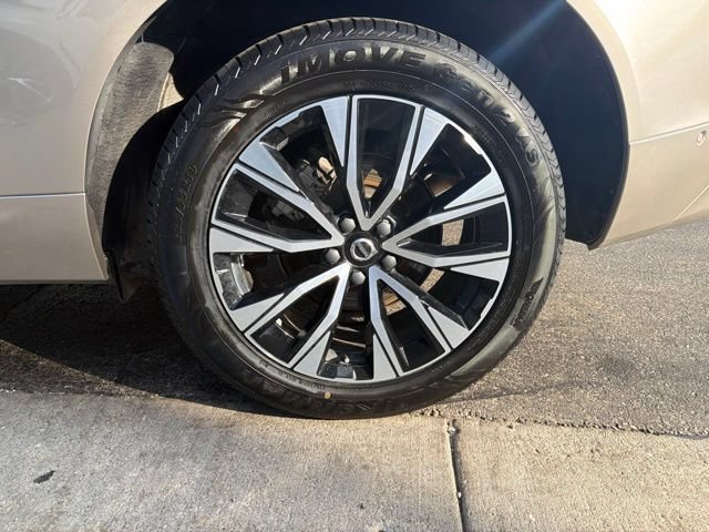 Used 2025 Volvo XC60 B5 Plus AWD/4WD image 41