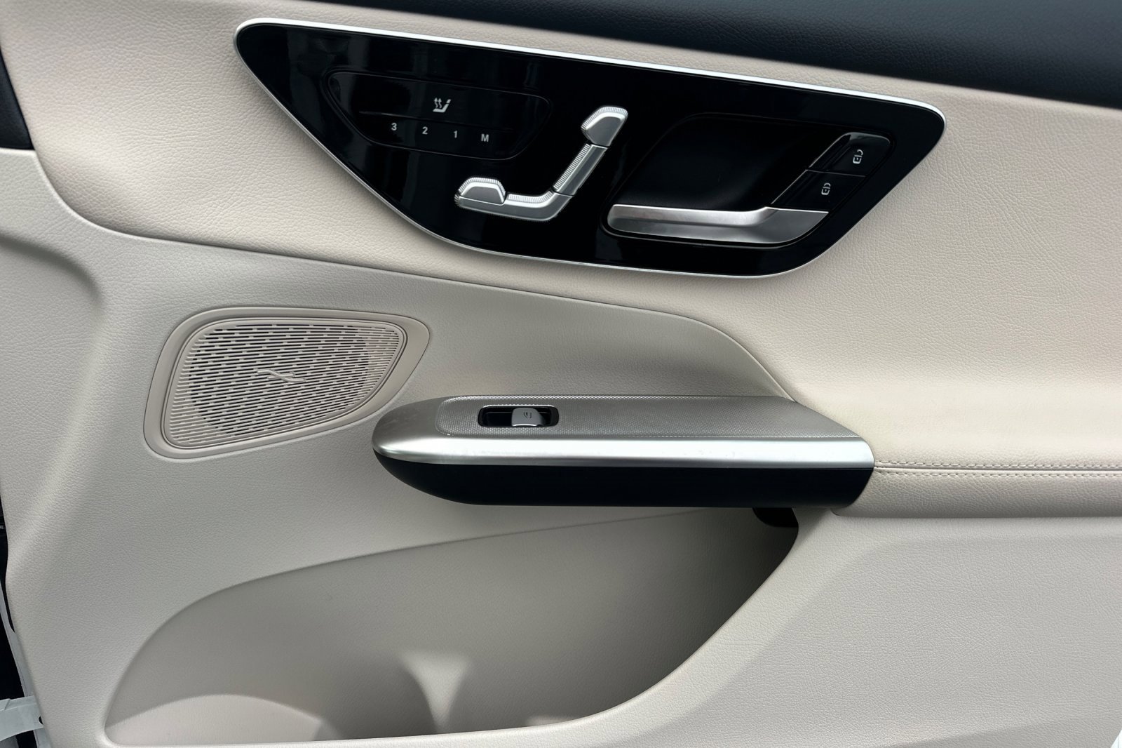 Used 2025 Mercedes-Benz GLC 300 4MATIC image 20