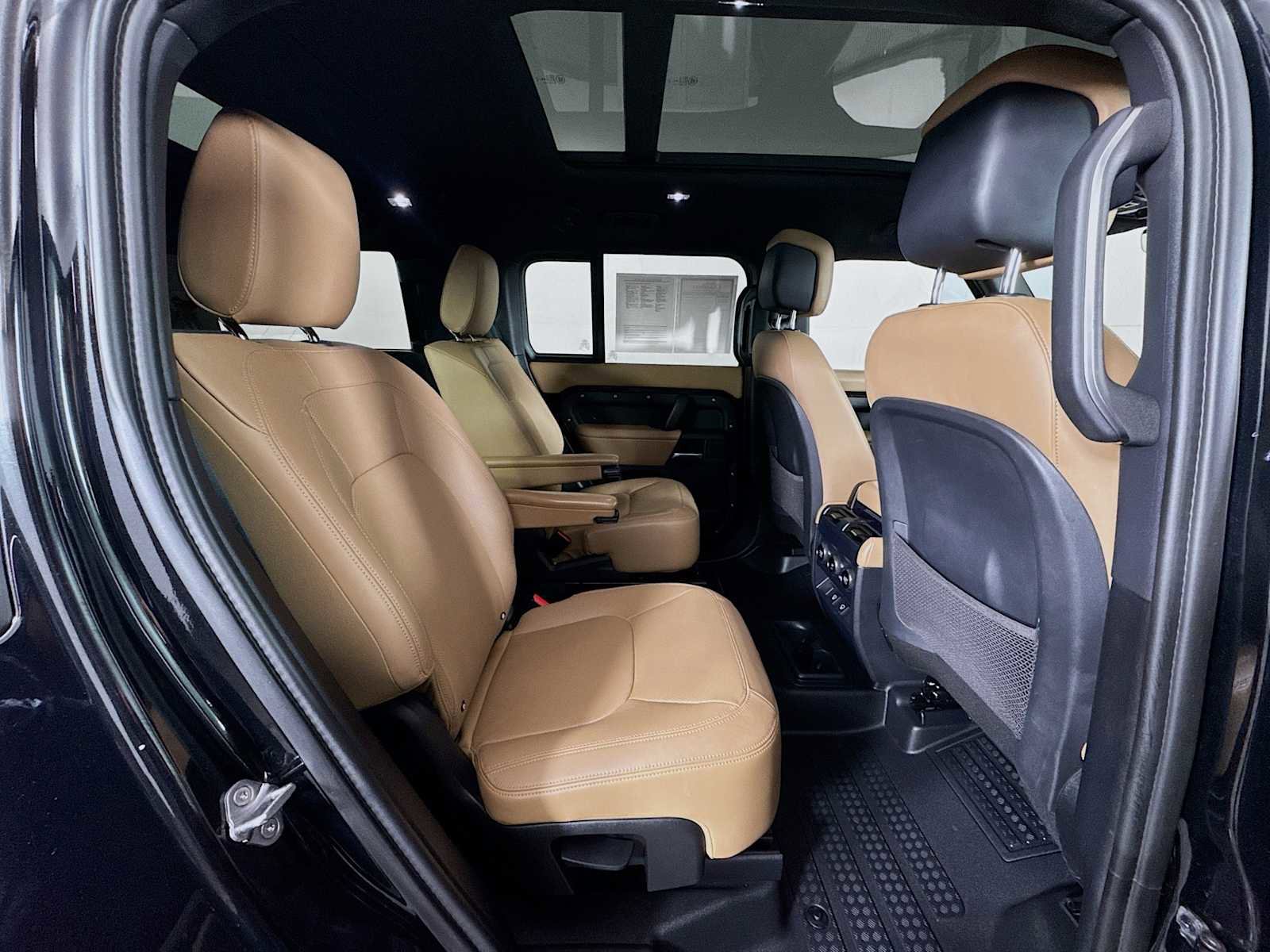 Used 2025 Land Rover Defender 130 X-Dynamic SE image 26