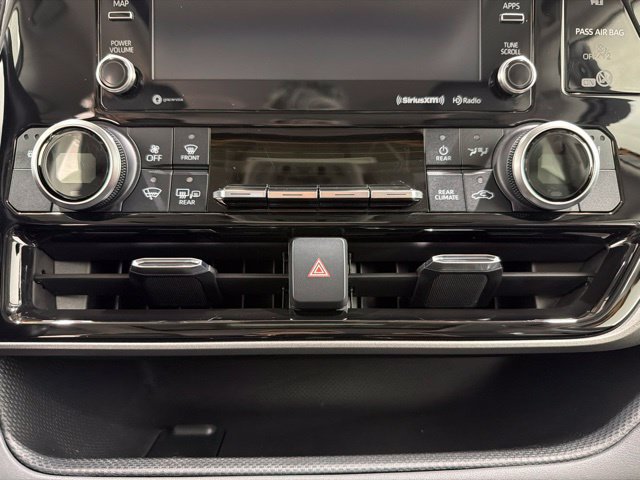 Used 2021 Toyota Highlander XLE AWD/4WD image 40