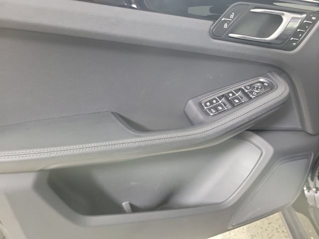 Used 2025 Porsche Macan AWD/4WD image 16