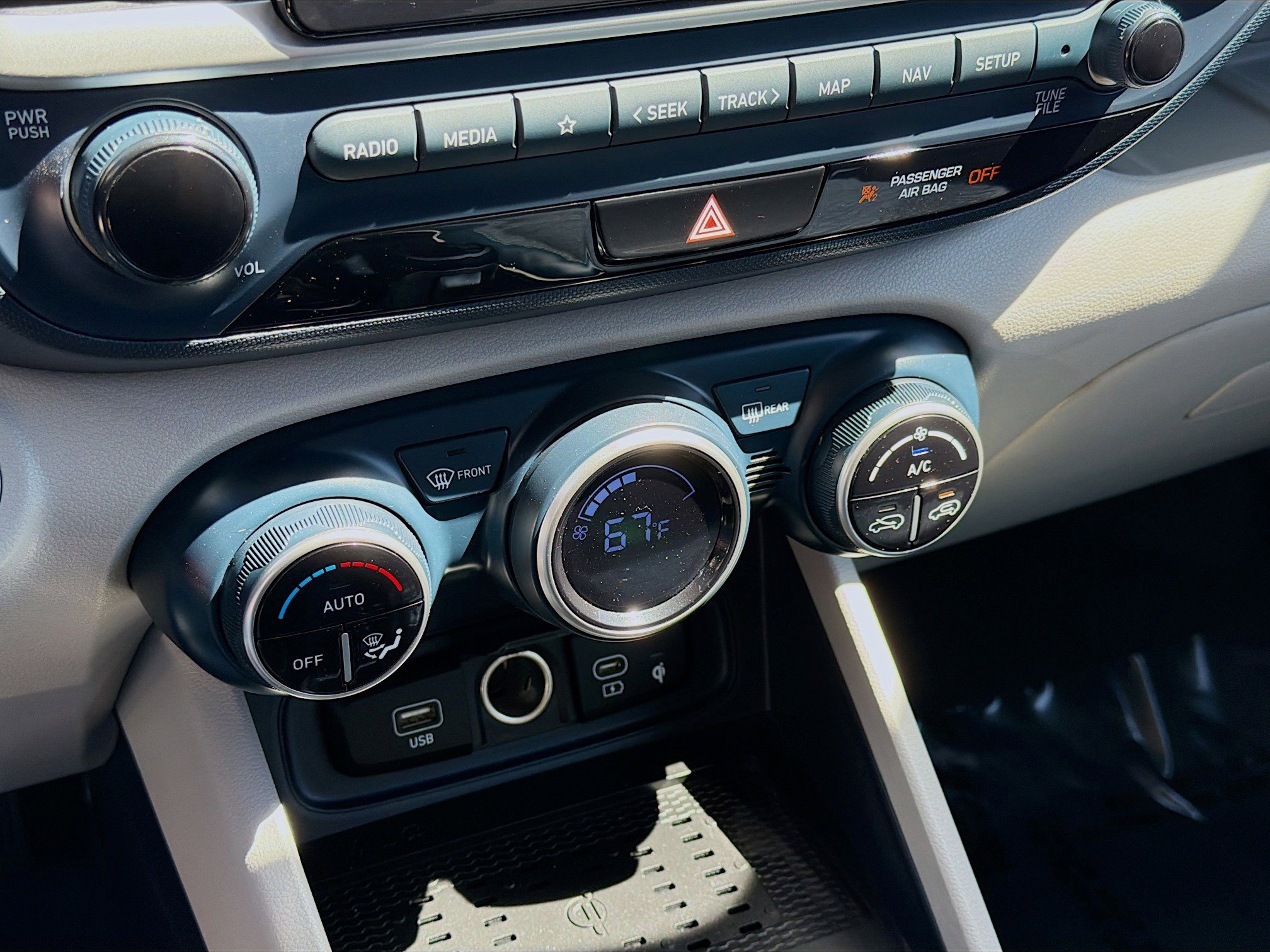 Used 2023 Hyundai Venue Limited image 13