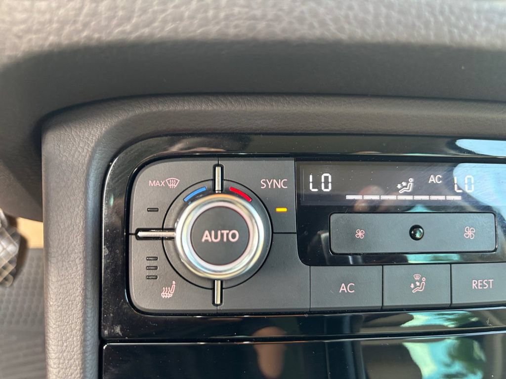 Used 2013 Volkswagen Touareg TDI AWD/4WD image 26