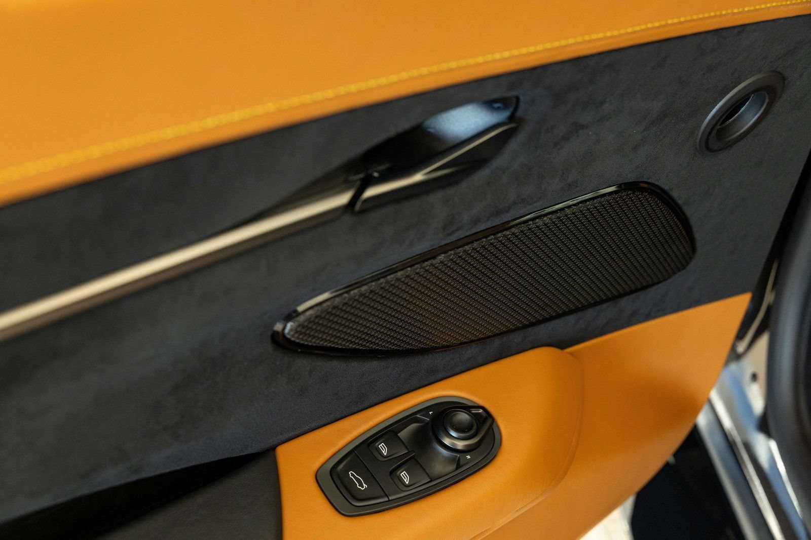 Used 2025 Aston Martin V8 Vantage Coupe RWD image 24