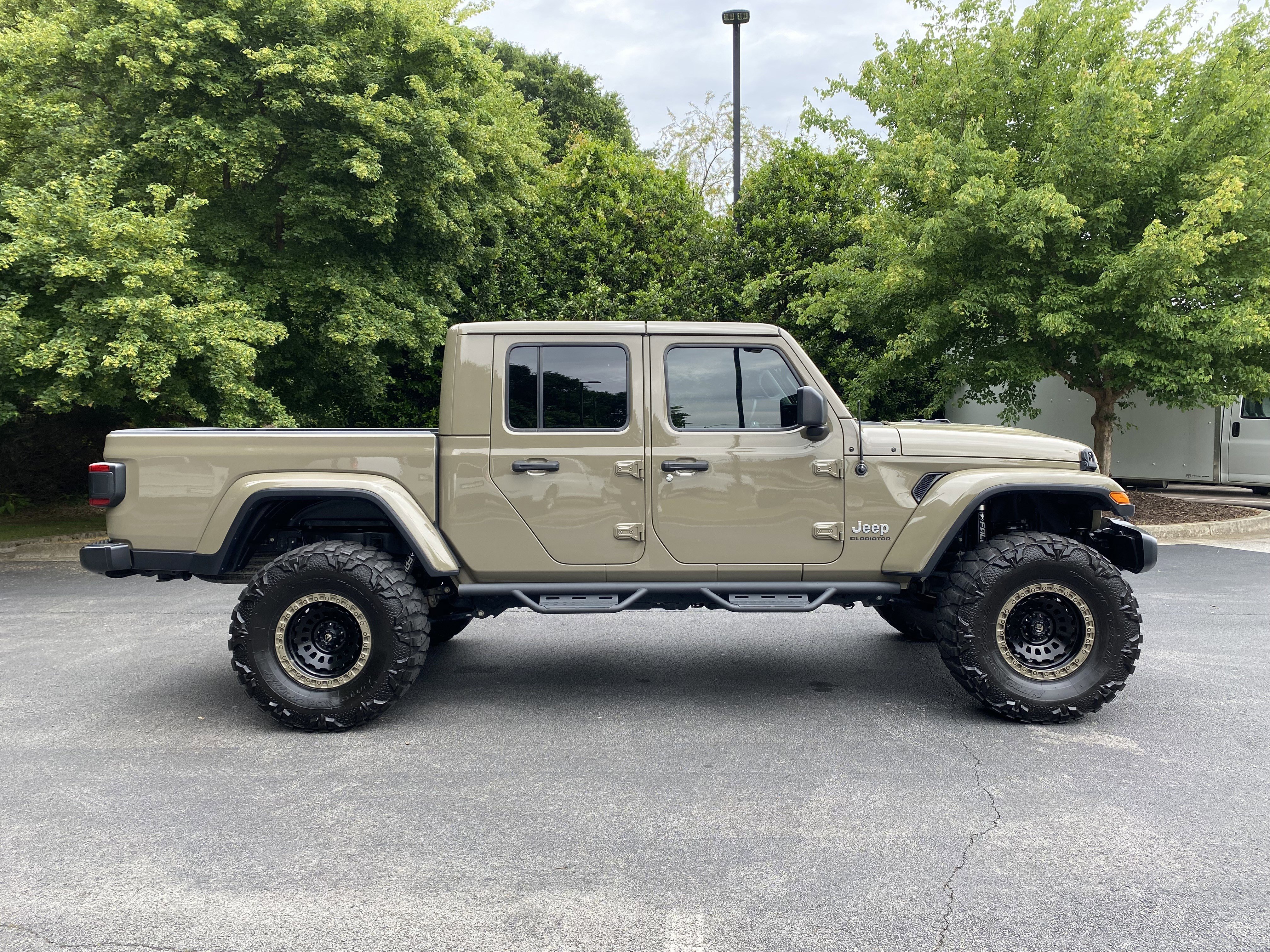 Used 2020 Jeep Gladiator Overland w/ Popular Equipment Package AWD/4WD image 10