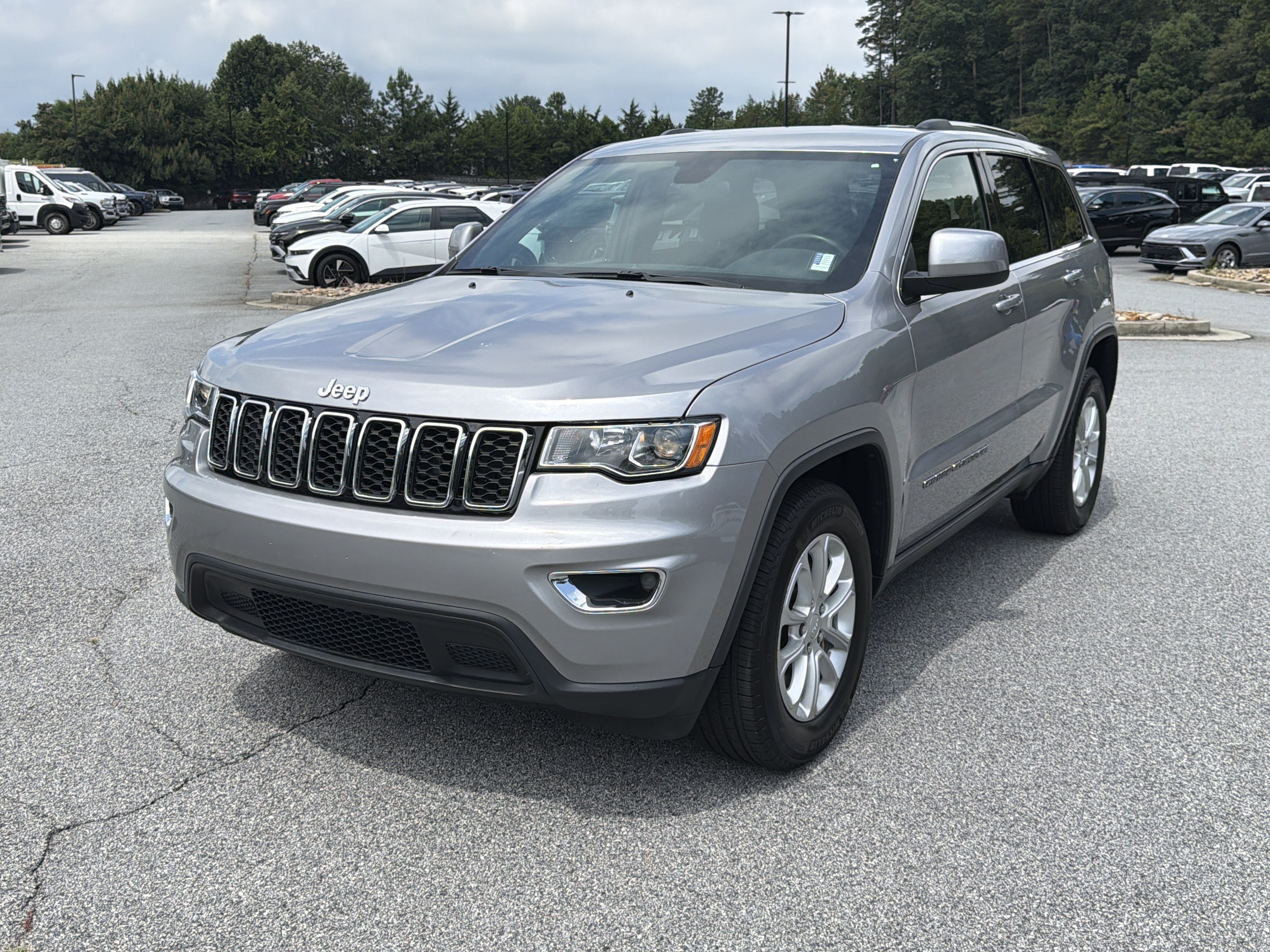 Used 2021 Jeep Grand Cherokee Laredo RWD image 3
