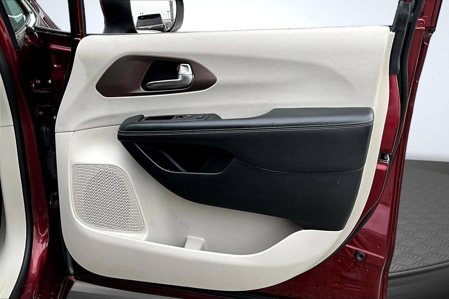 Used 2020 Chrysler Voyager LX FWD image 28