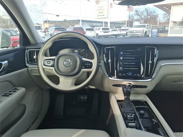 Used 2021 Volvo V60 T5 Cross Country image 11