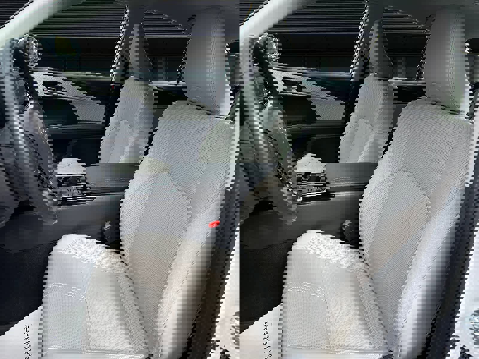 Used 2025 Toyota Camry XLE image 2