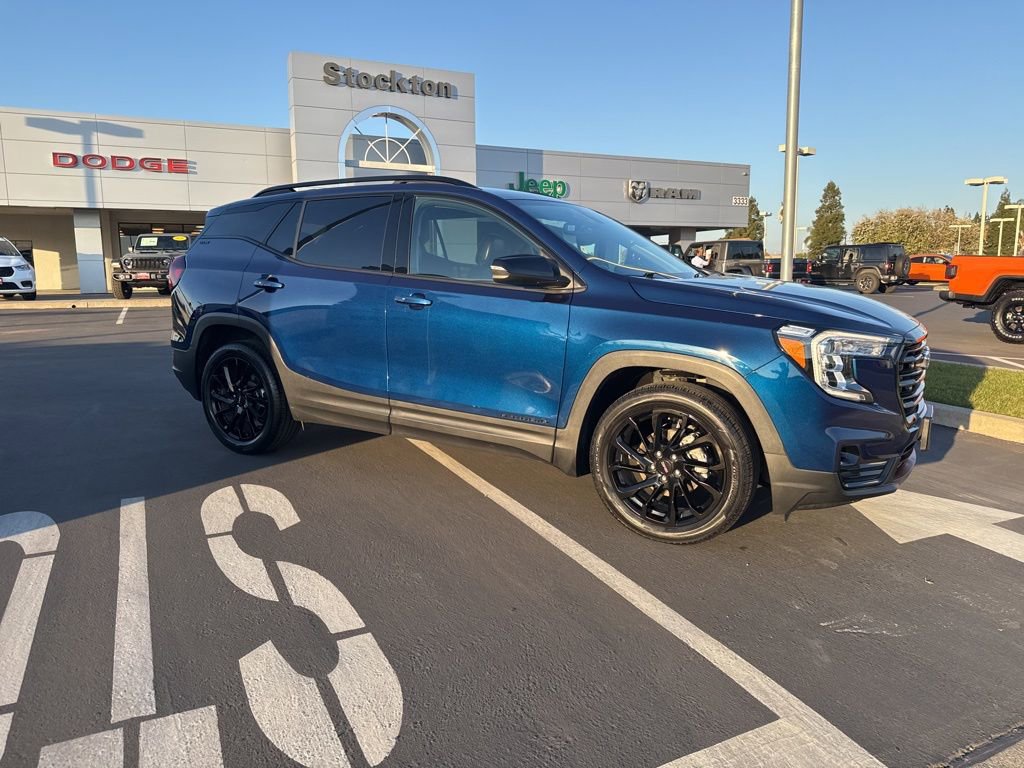 Used 2023 GMC Terrain SLT w/ Infotainment Package II image 3