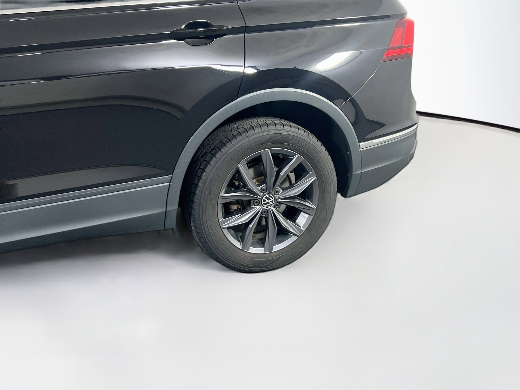 Used 2022 Volkswagen Tiguan SE AWD/4WD image 30