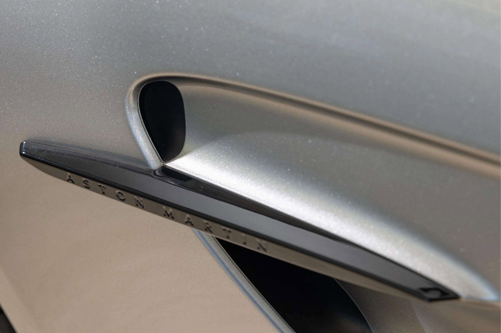 Used 2025 Aston Martin V8 Vantage Coupe image 16