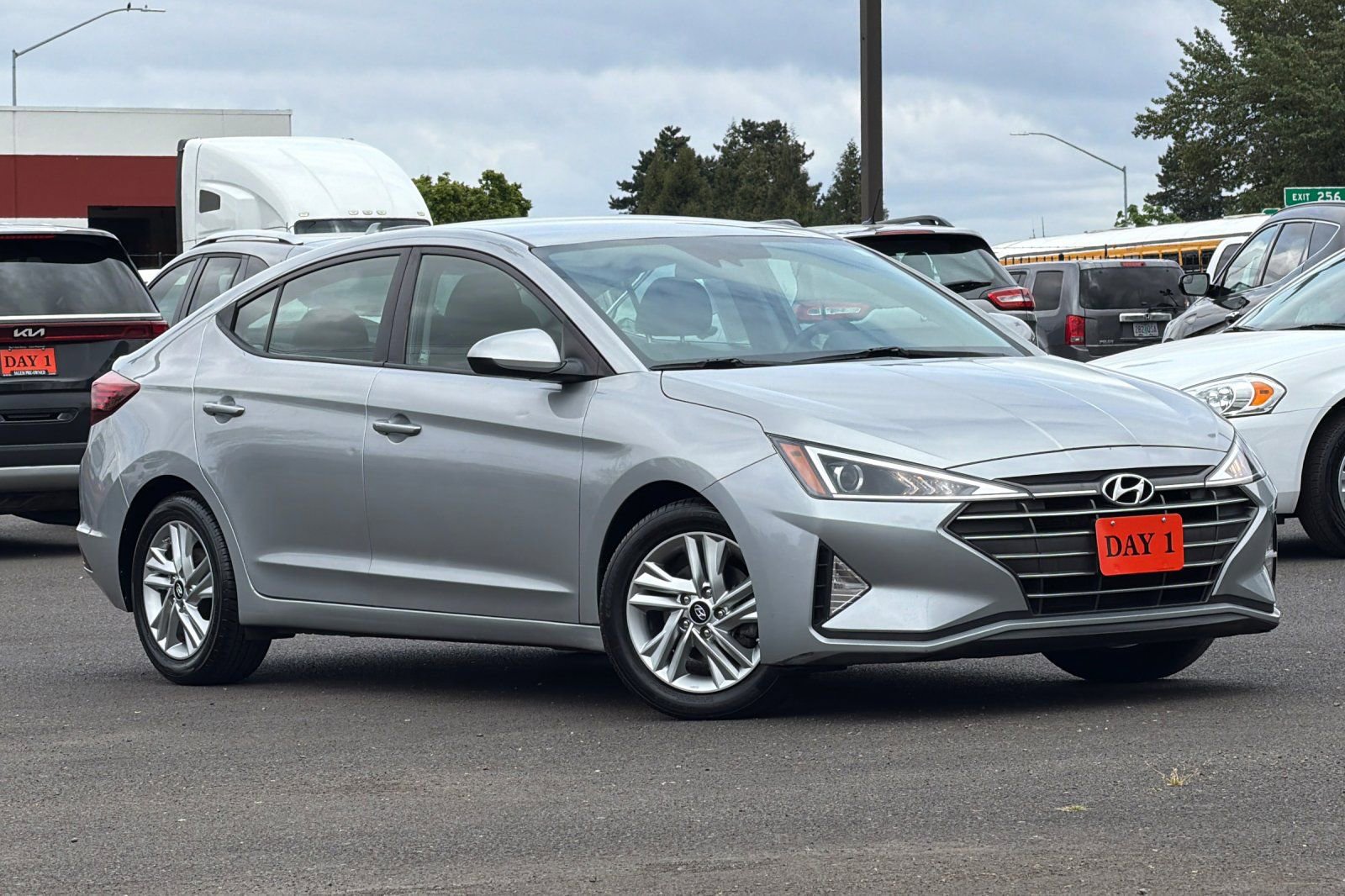 Used 2020 Hyundai Elantra SEL w/ Cargo Package (C1) FWD image 2