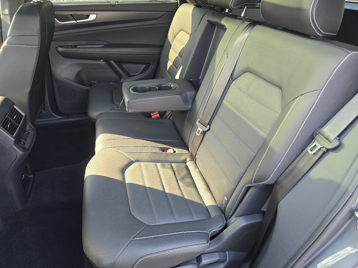 Certified 2025 Volkswagen Atlas Cross Sport SEL R-Line AWD/4WD image 32