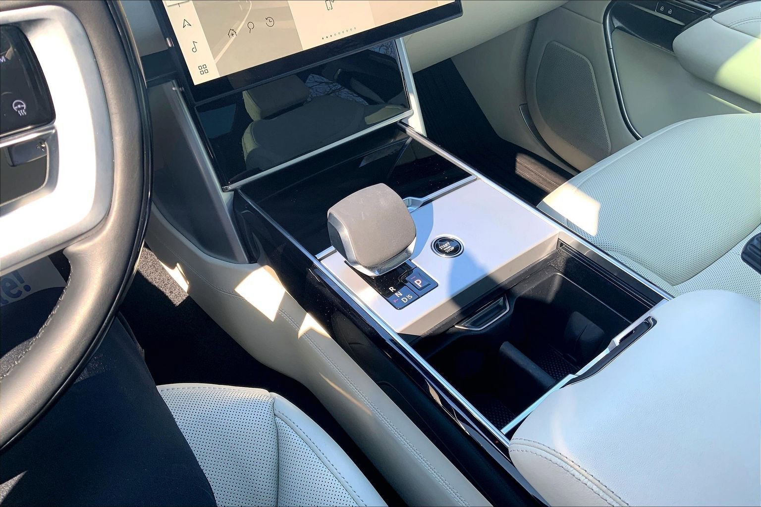 Used 2024 Land Rover Range Rover SE image 16