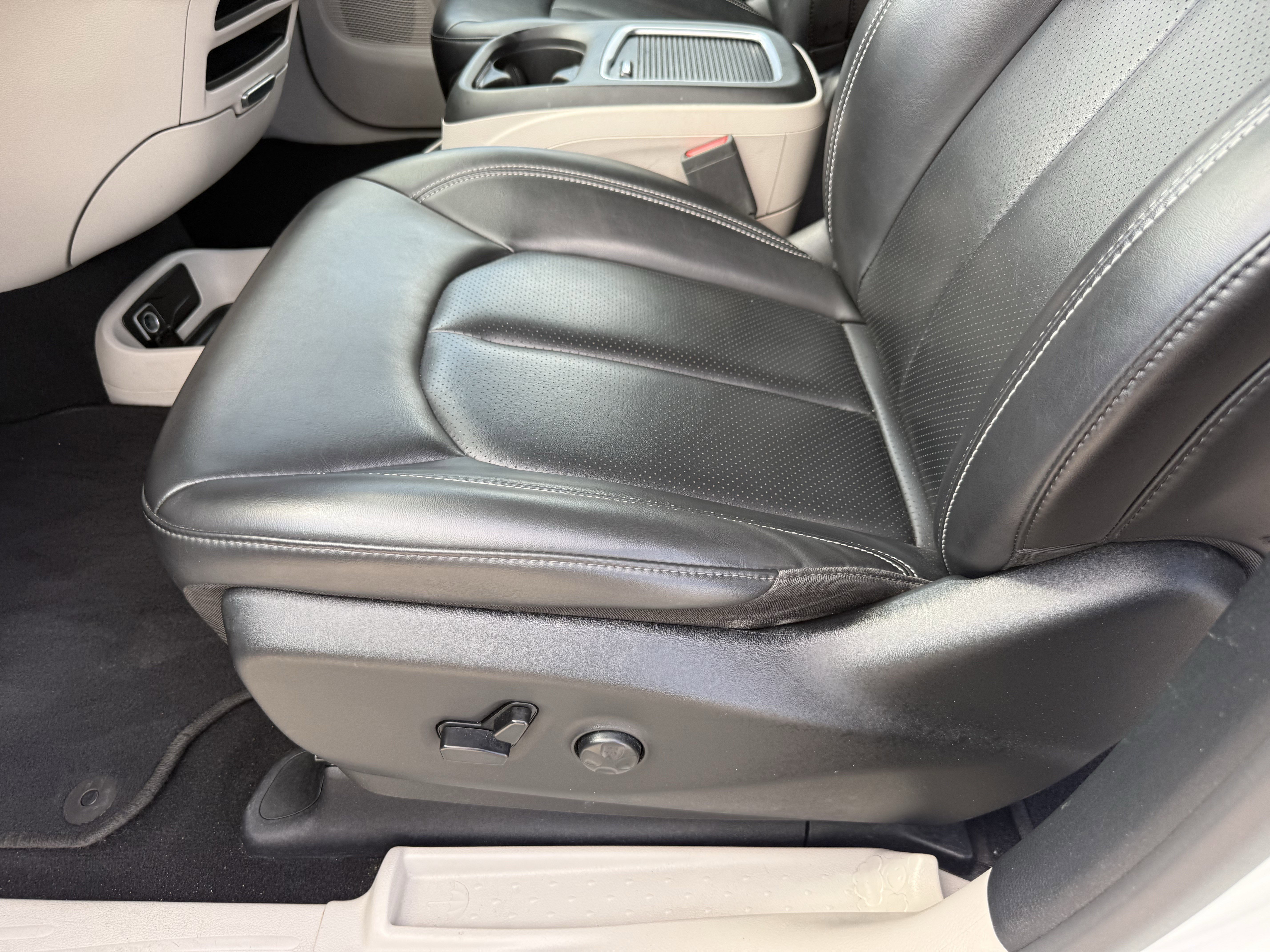 Used 2023 Chrysler Pacifica Touring-L image 29