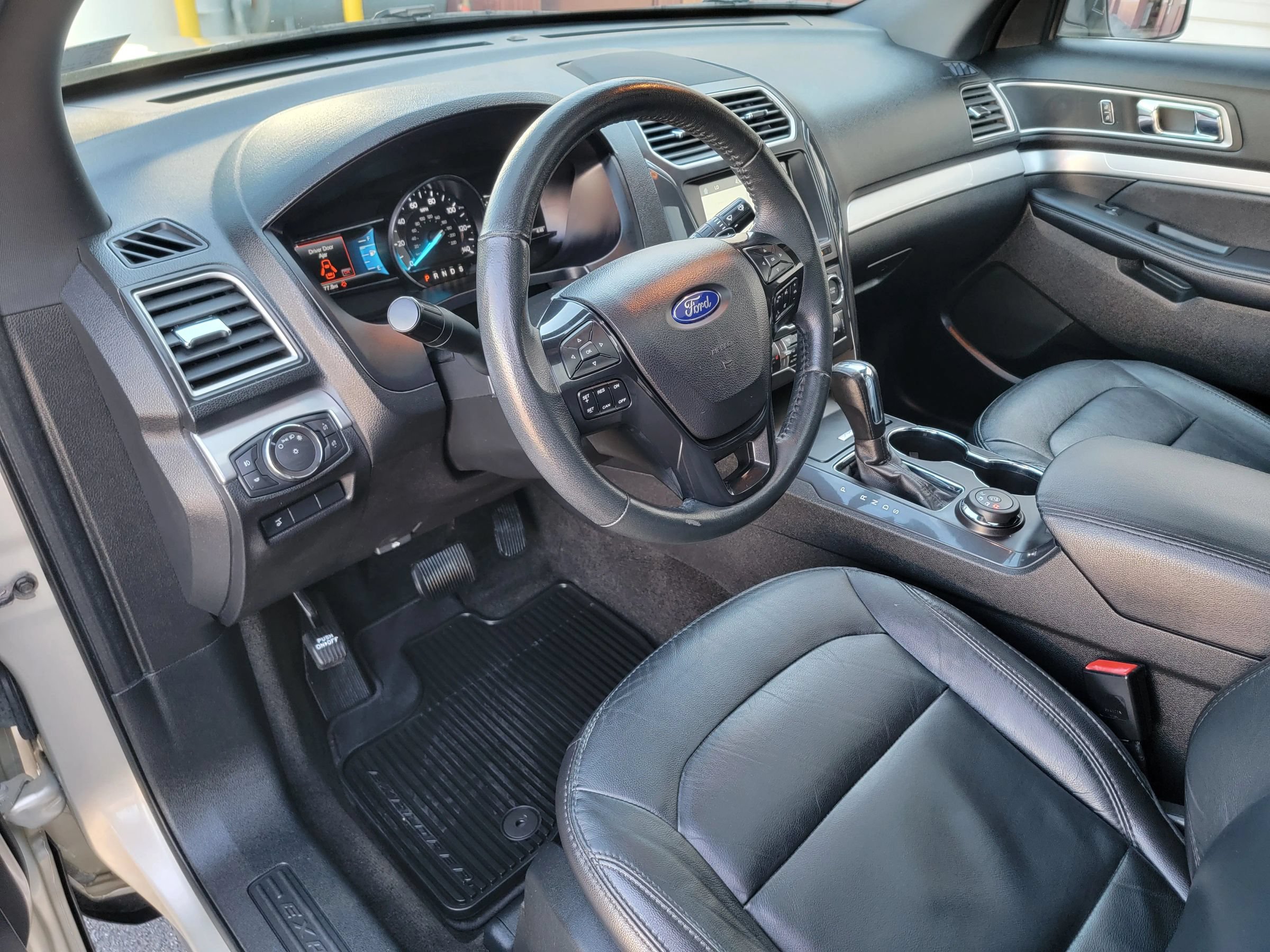 Used 2017 Ford Explorer XLT w/ Equipment Group 202A AWD/4WD image 11