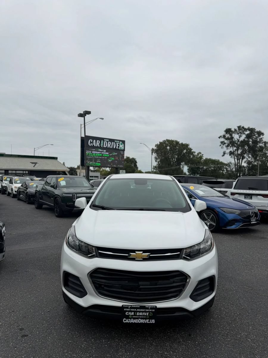 Used 2022 Chevrolet Trax LS AWD/4WD image 1