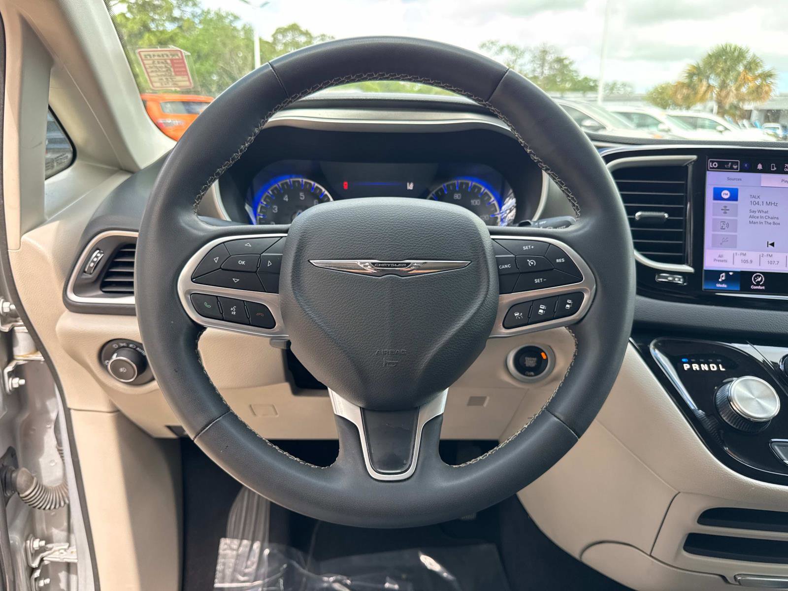 Certified 2023 Chrysler Pacifica Touring-L image 28