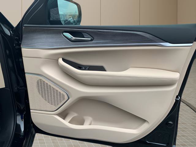 New 2025 Jeep Grand Cherokee Limited w/ Black Appearance Package image 33