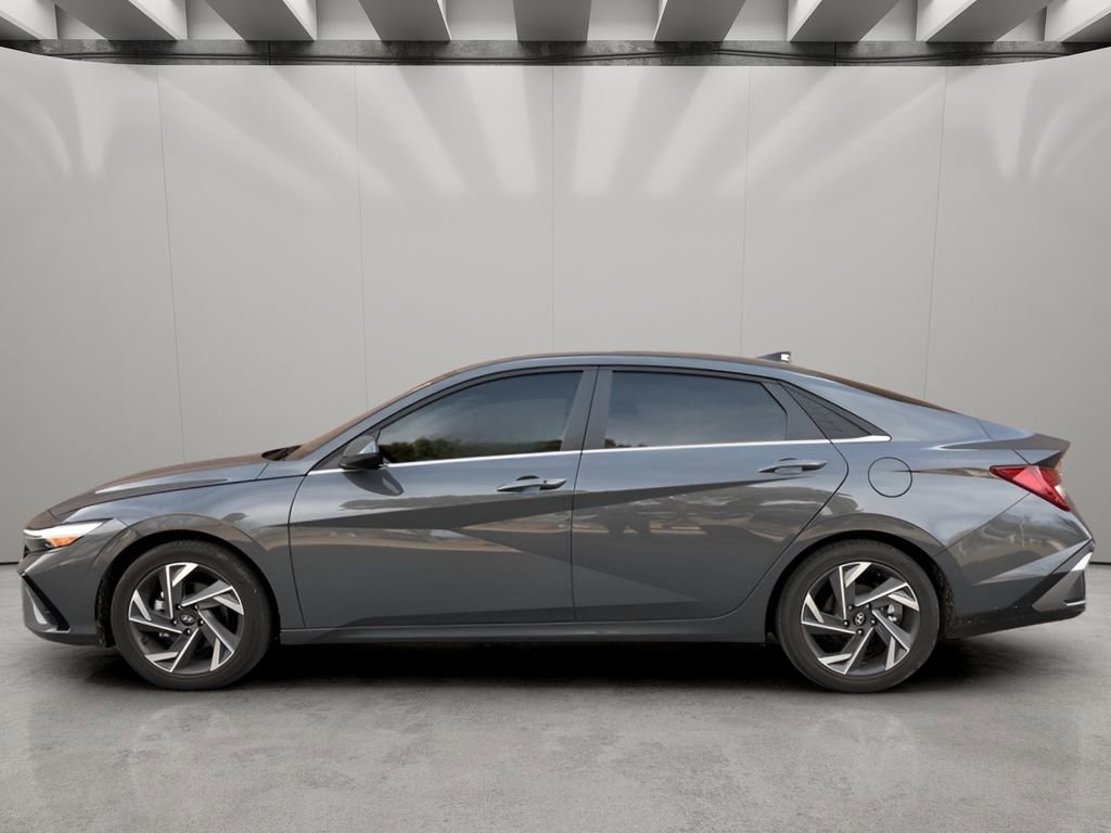 Used 2025 Hyundai Elantra SEL image 2