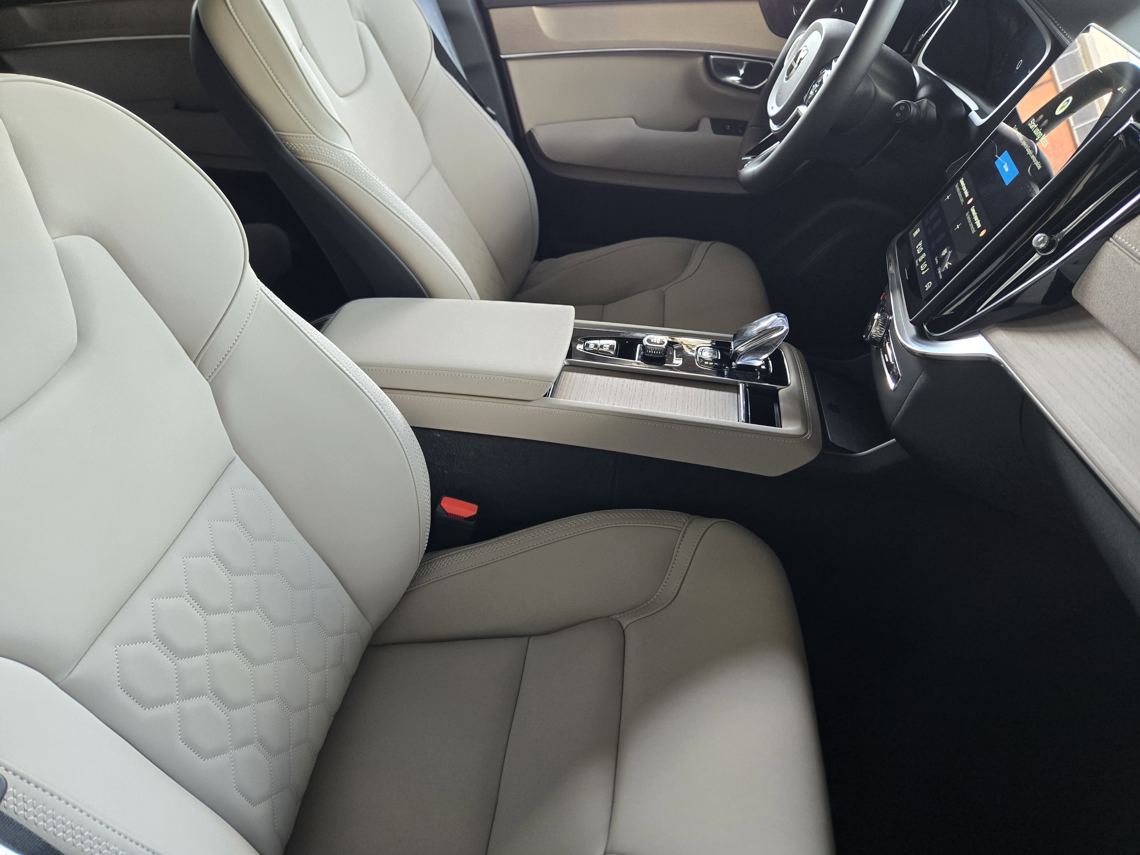 New 2026 Volvo XC90 T8 Plus w/ Protection Package Premier AWD/4WD image 11