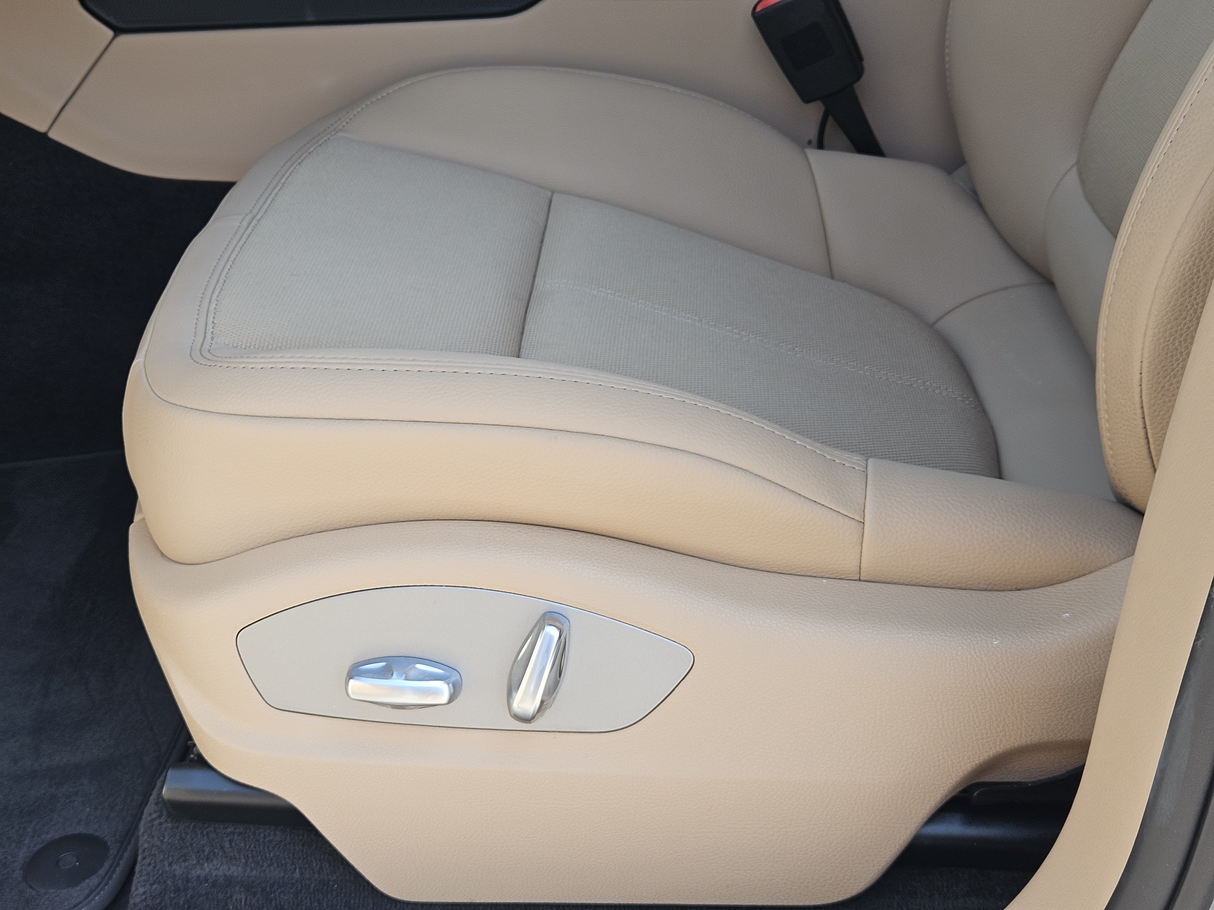 Certified 2026 Porsche Macan AWD/4WD image 24