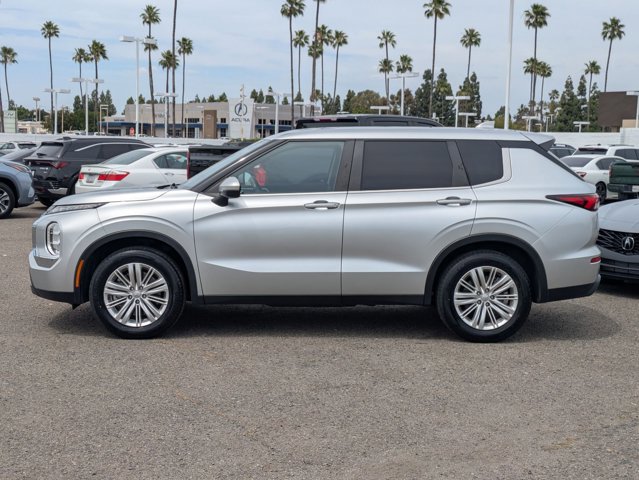 Used 2024 Mitsubishi Outlander ES image 9