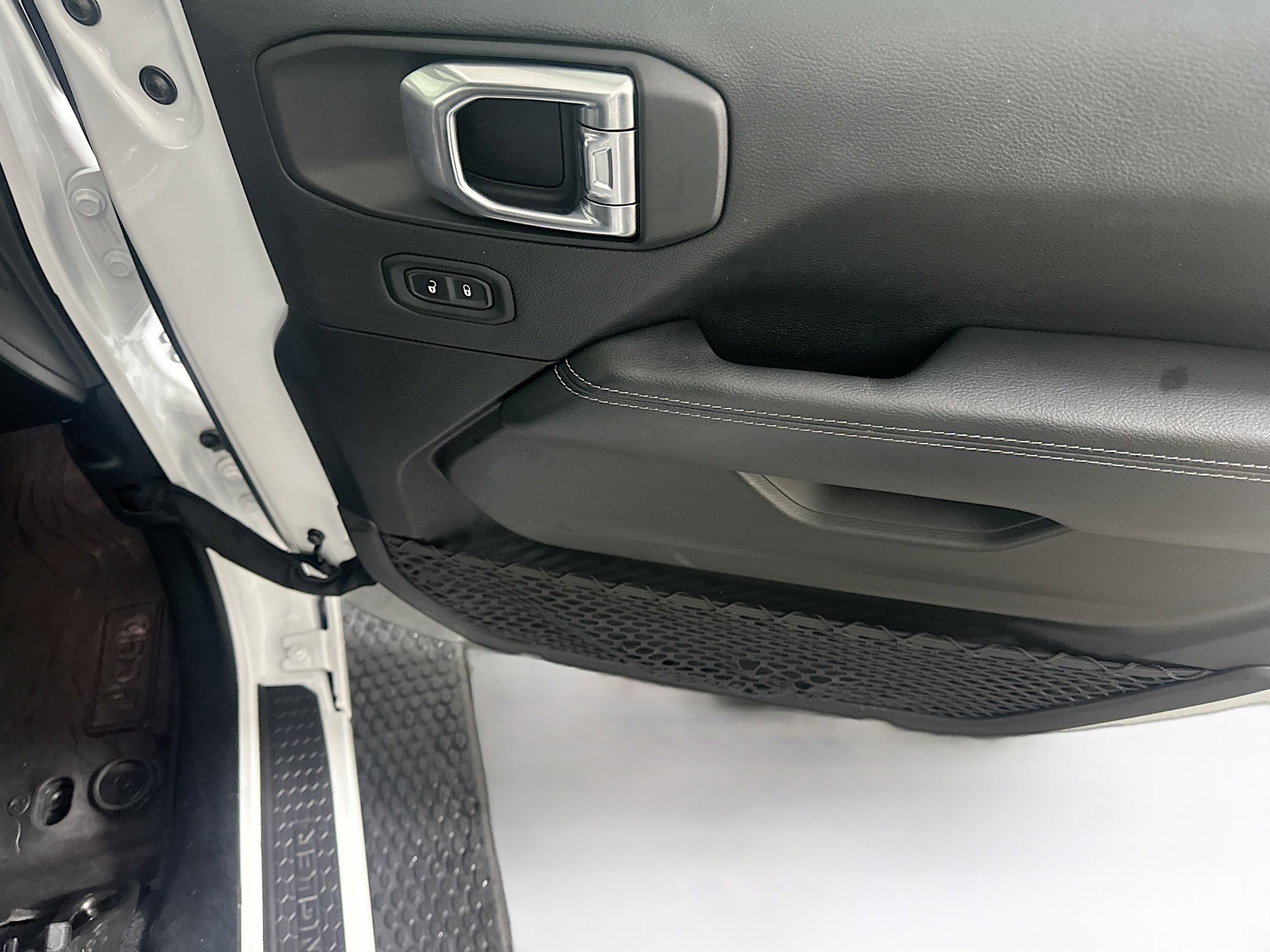 Used 2023 Jeep Wrangler Sahara image 30