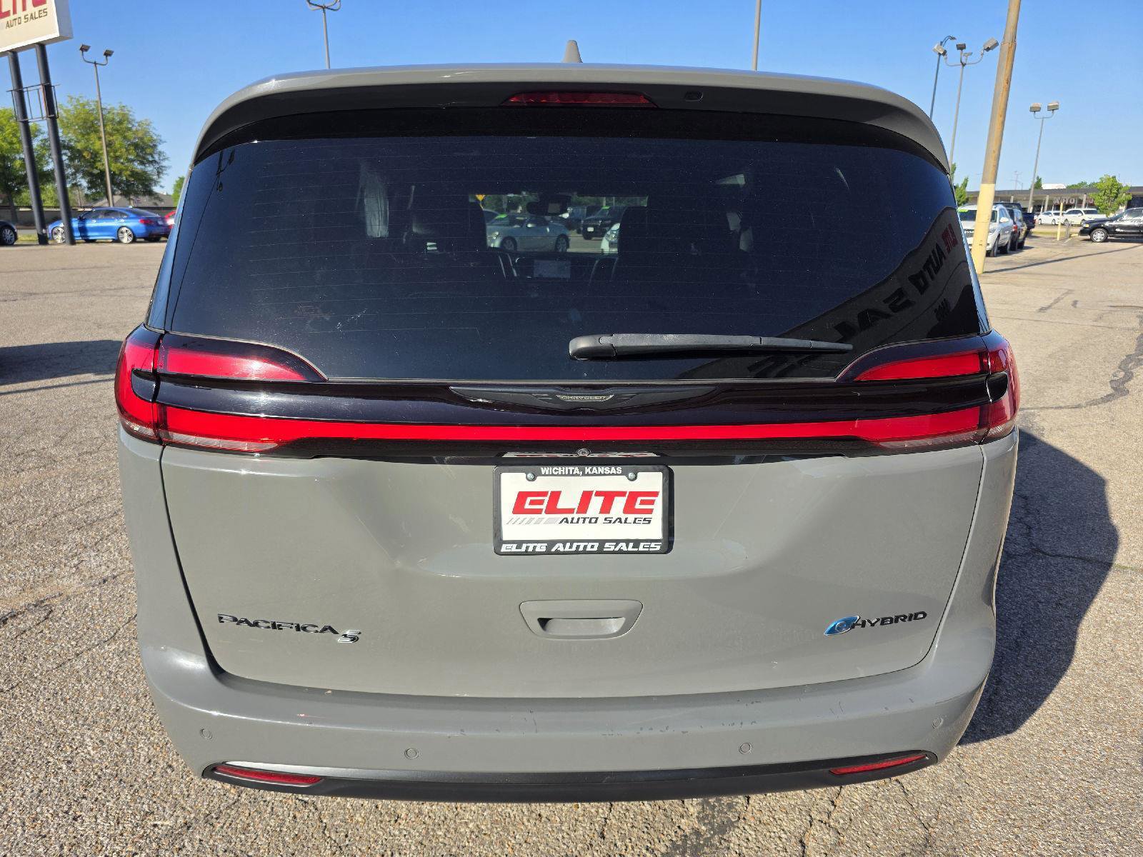 Used 2022 Chrysler Pacifica Touring-L w/ Uconnect Theater Family Group FWD image 6