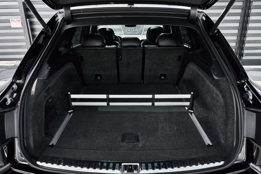 Used 2017 Bentley Bentayga AWD/4WD image 16