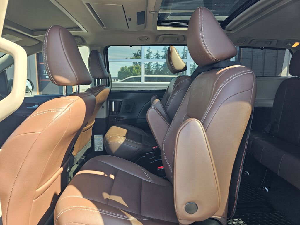 Used 2018 Toyota Sienna Limited AWD/4WD image 18
