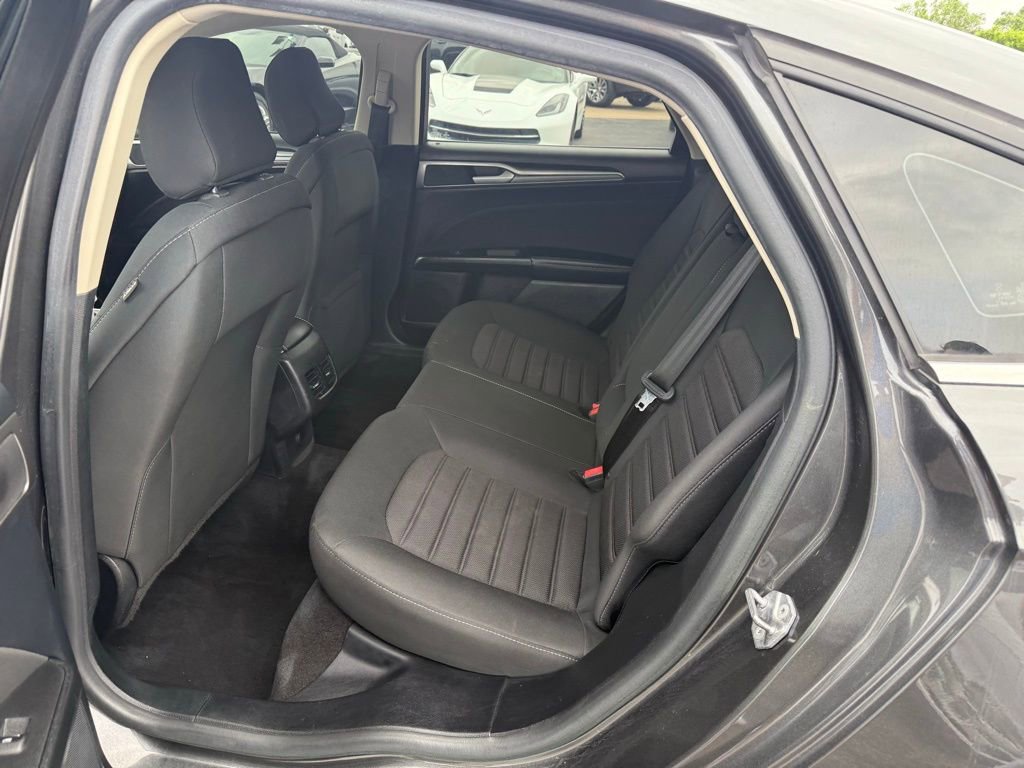 Used 2020 Ford Fusion SE image 25