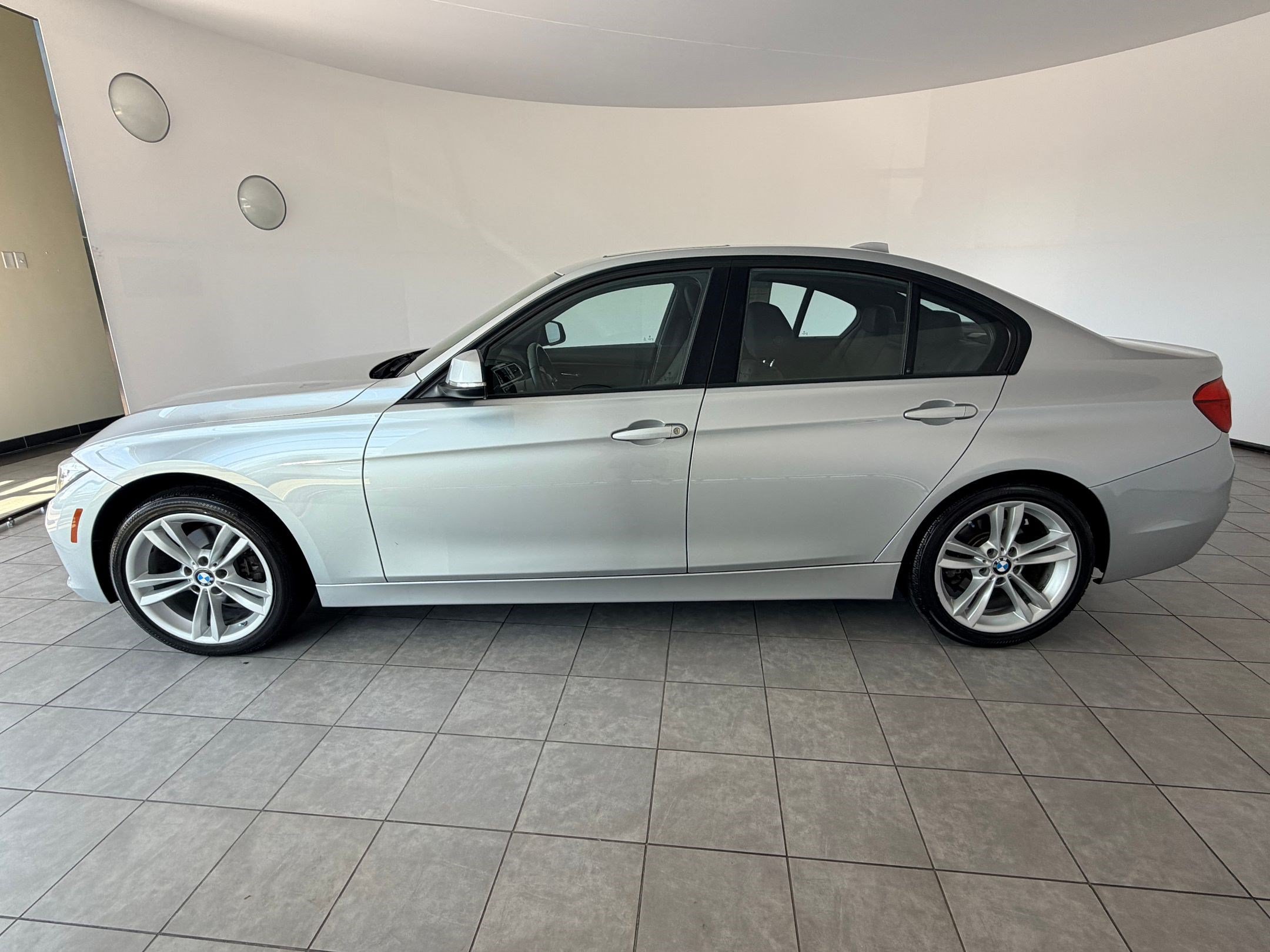 Used 2016 BMW 320i Sedan RWD image 2