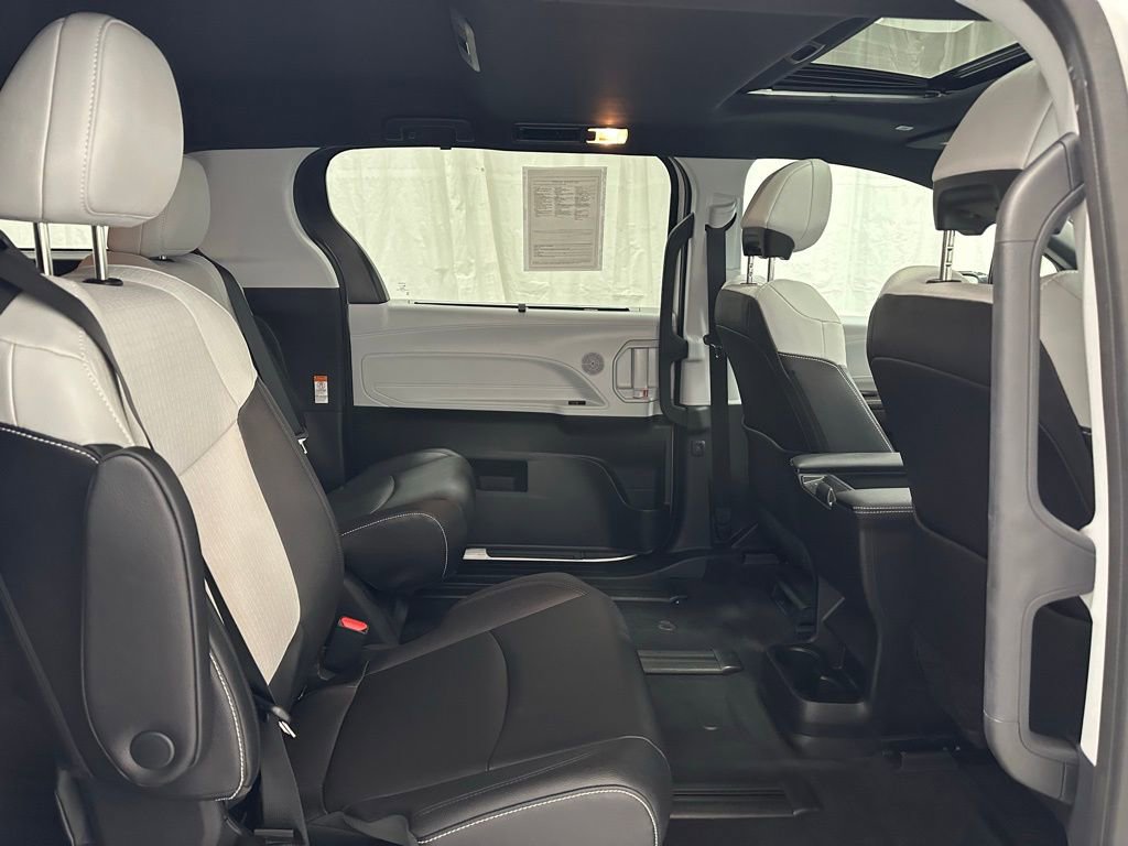 Used 2025 Toyota Sienna XSE image 59