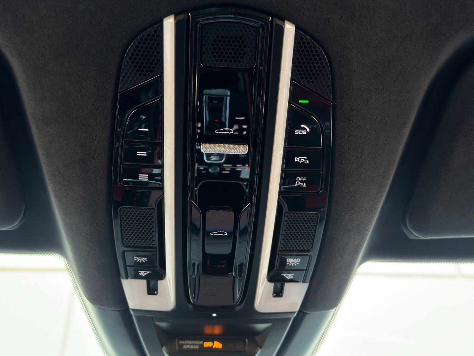 Used 2022 Porsche Cayenne Turbo S w/ Assistance Package image 36