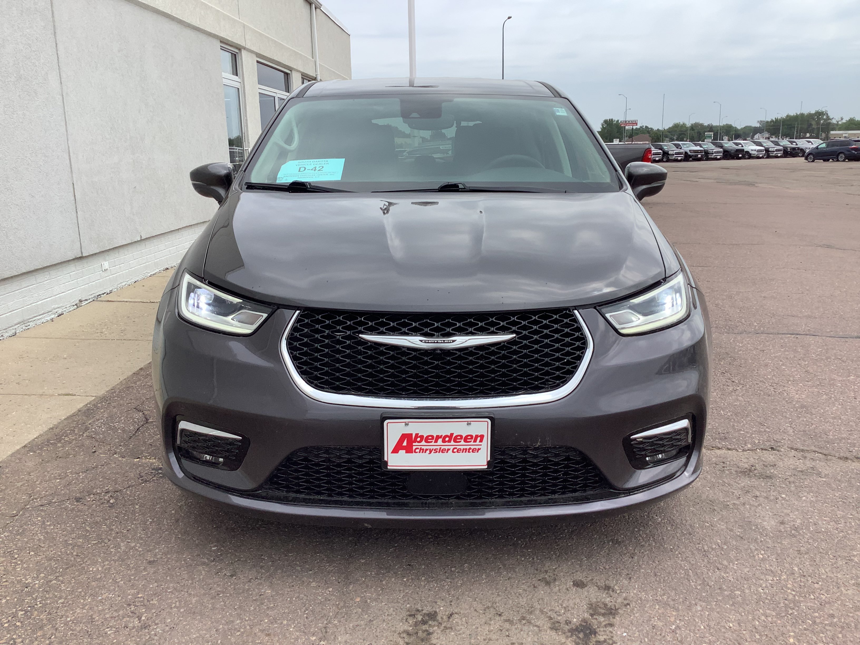 Used 2022 Chrysler Pacifica Touring-L FWD image 3