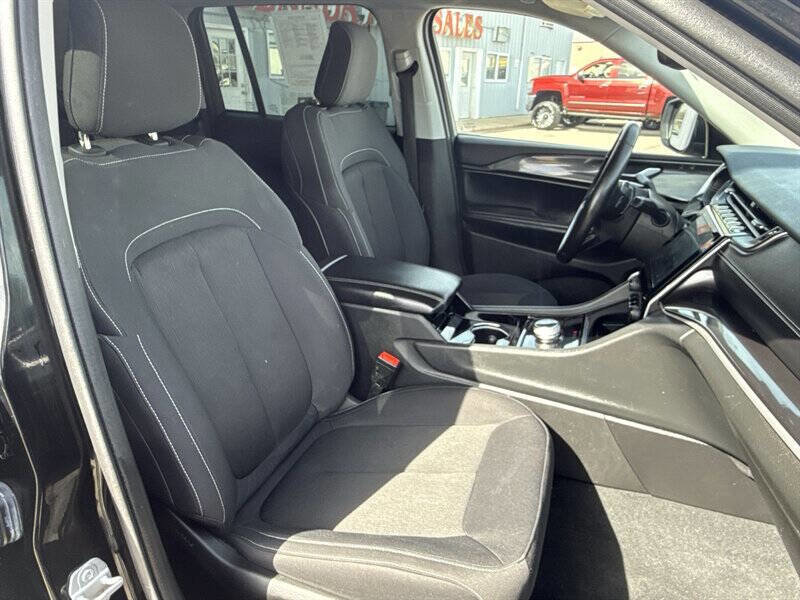 Used 2022 Jeep Grand Cherokee Laredo w/ Luxury Tech Group I AWD/4WD image 24