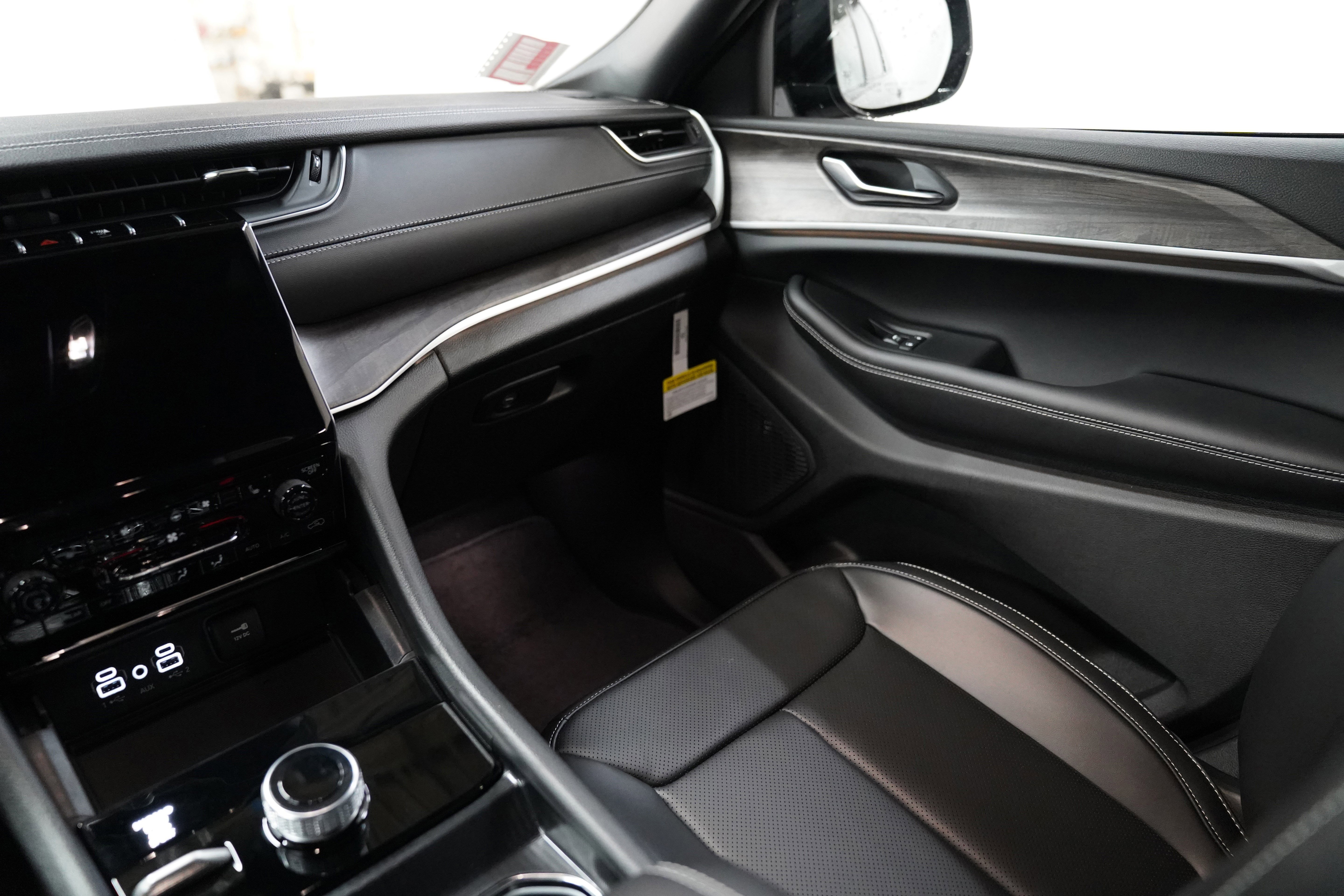 New 2025 Jeep Grand Cherokee L Limited image 15