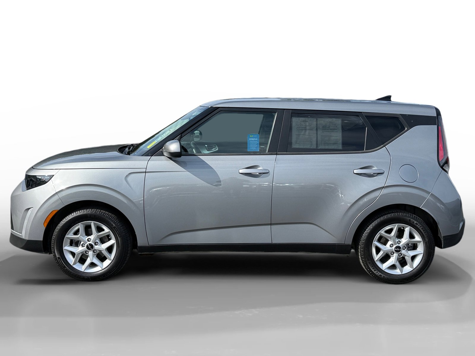 Used 2023 Kia Soul LX w/ LX Technology Package image 2