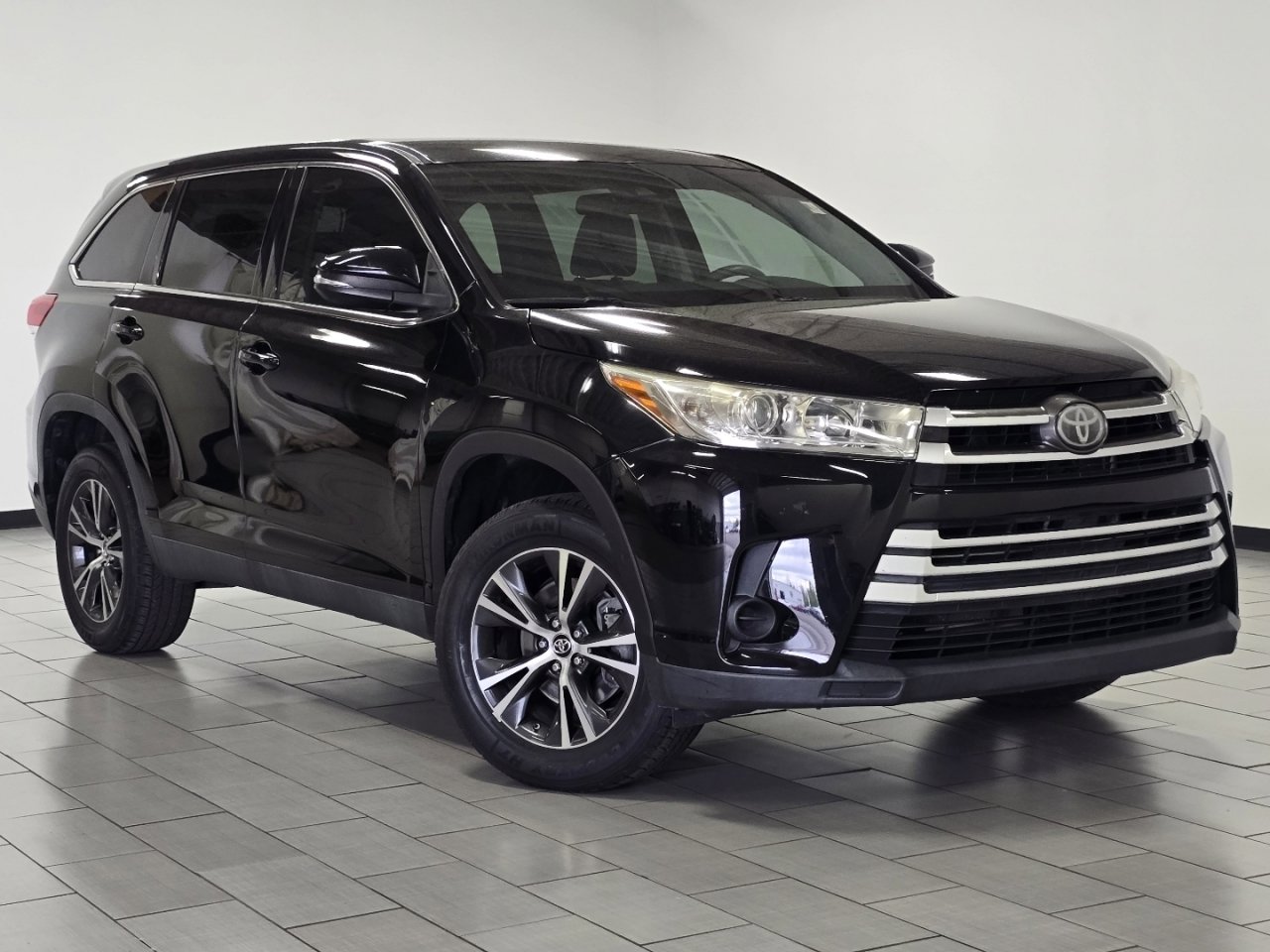 Certified 2019 Toyota Highlander LE FWD image 2