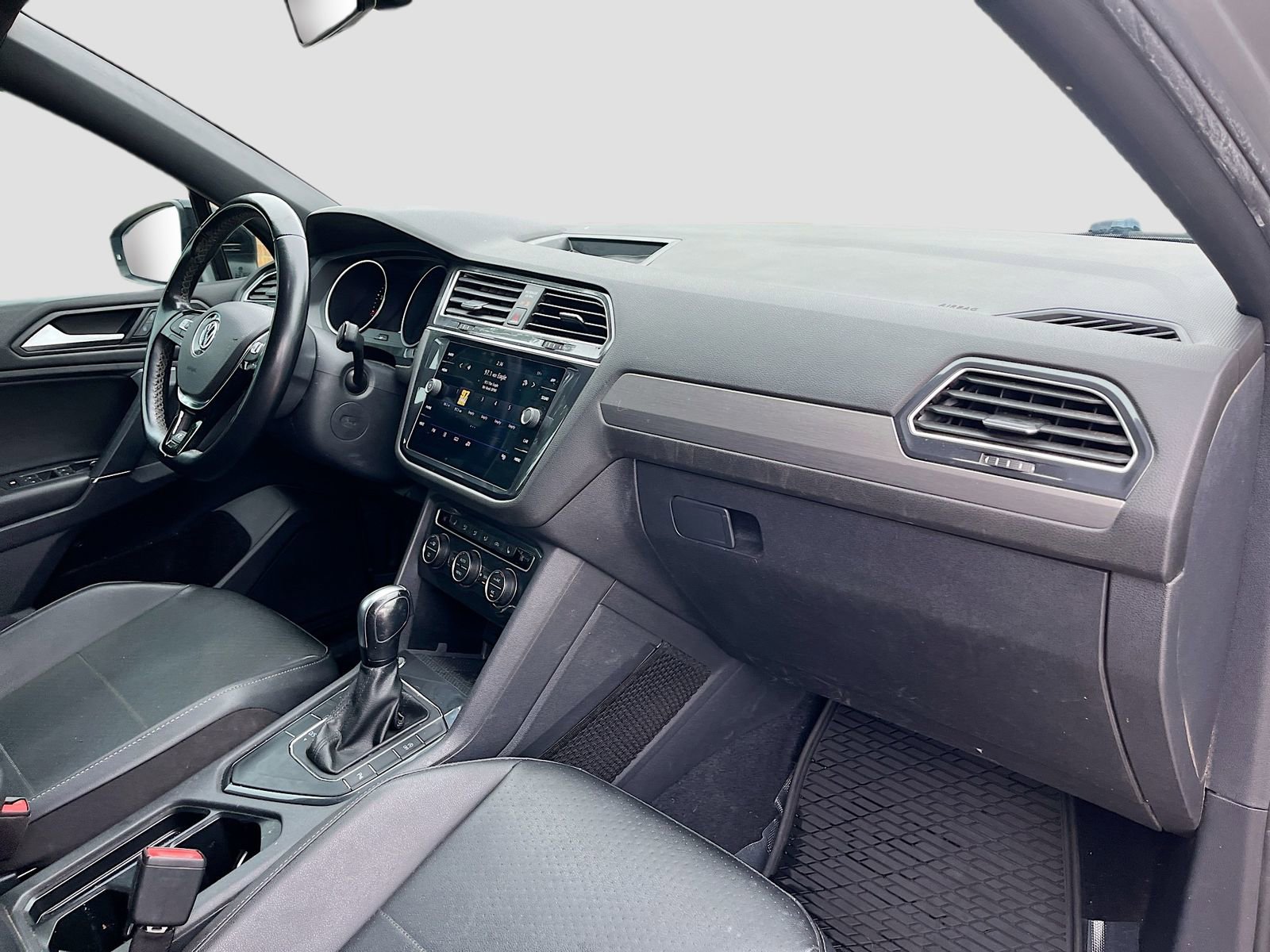 Used 2020 Volkswagen Tiguan SE R-Line FWD image 30