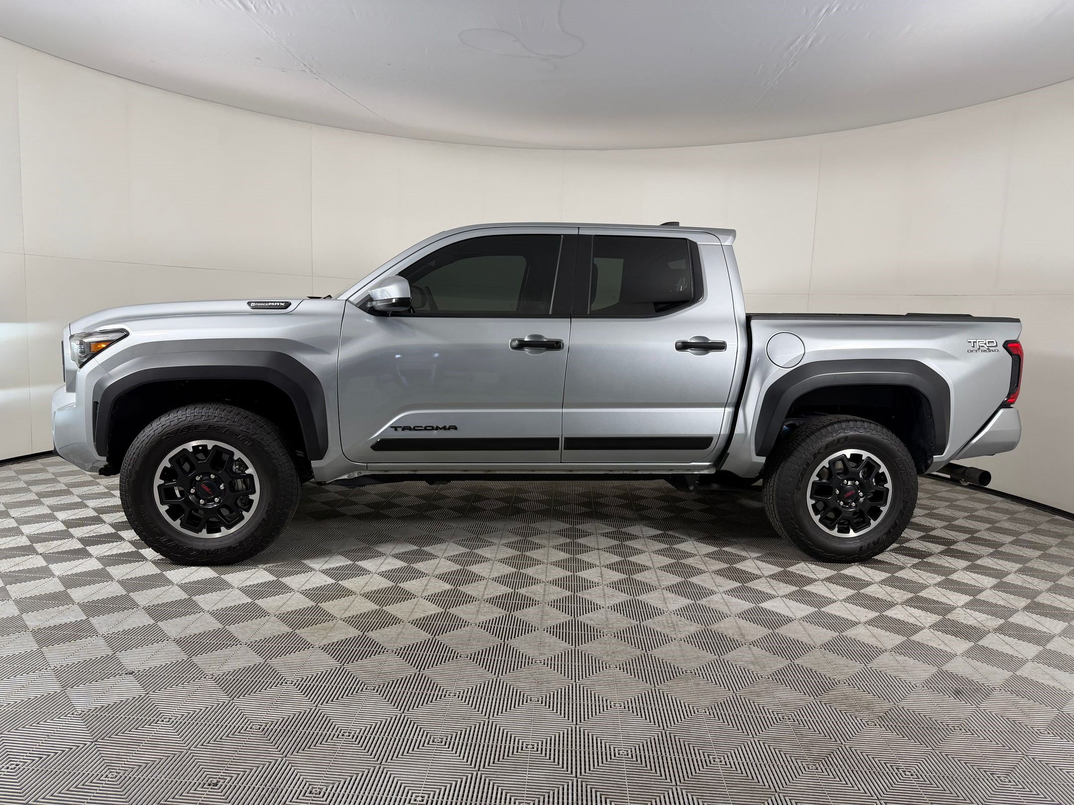 Used 2025 Toyota Tacoma TRD Off-Road AWD/4WD image 2
