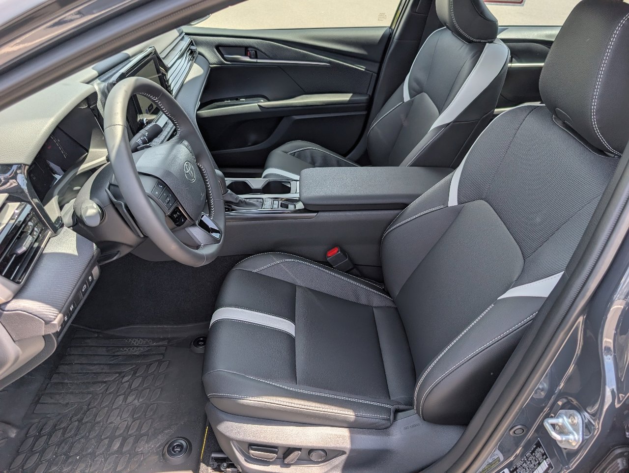 Used 2026 Toyota Camry SE FWD image 2